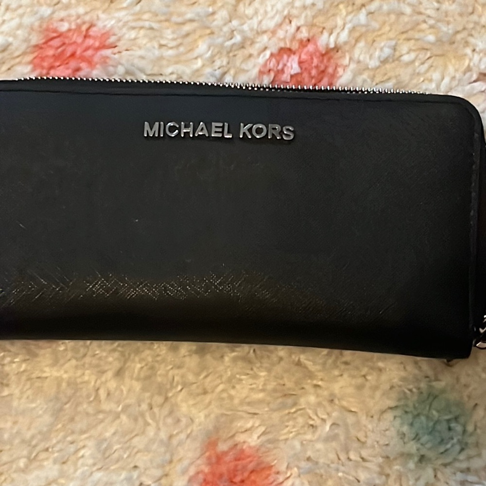 I’m selling this black Michaels Kors wallet that has never been used.